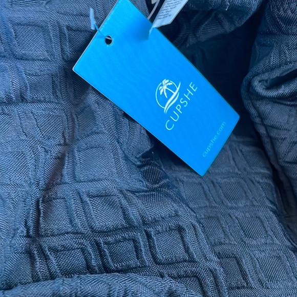 Cupshe Textured Scallop One-Piece - Picture 7 of 7